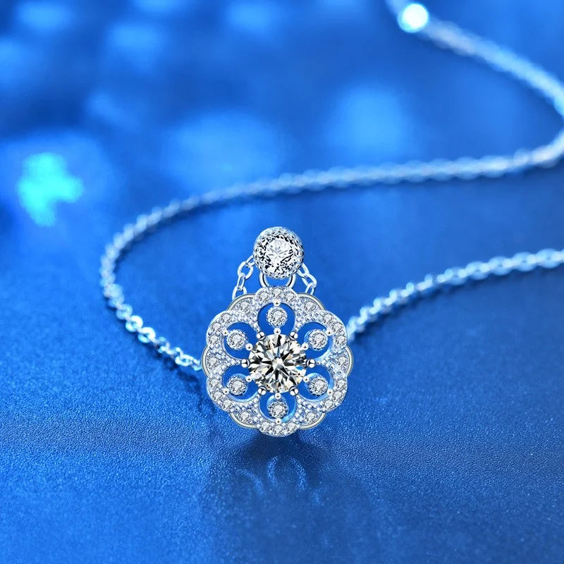 Collar con colgante de flor de cerezo en moissanita