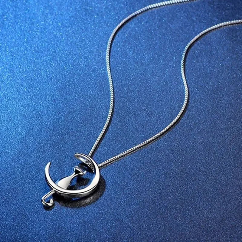 Collar con colgante de gato y luna