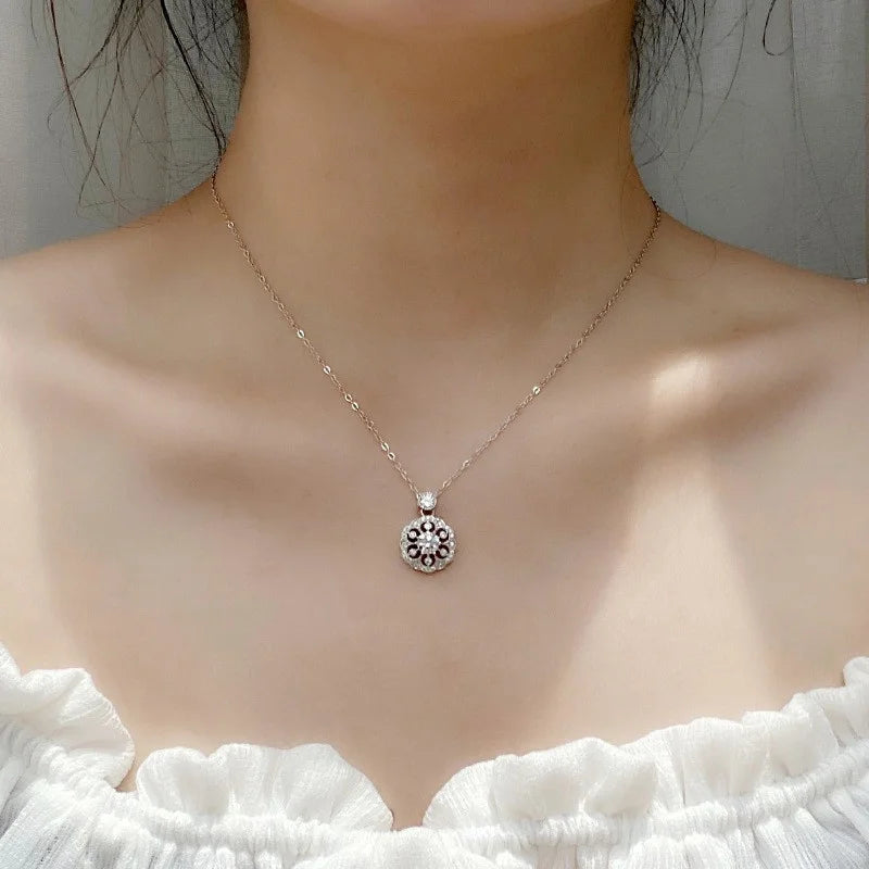 Collar con colgante de flor de cerezo en moissanita
