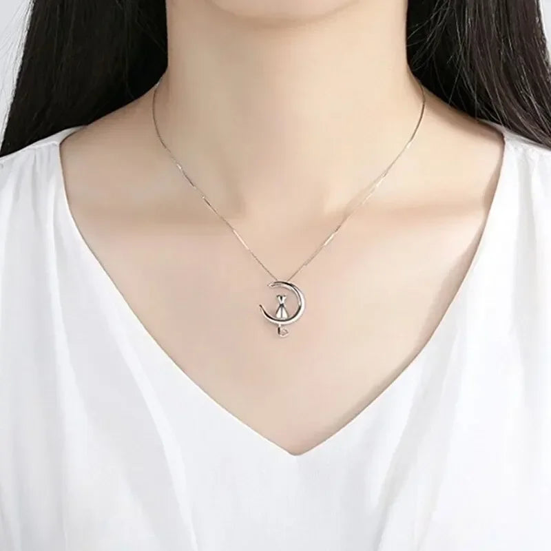 Collar con colgante de gato y luna
