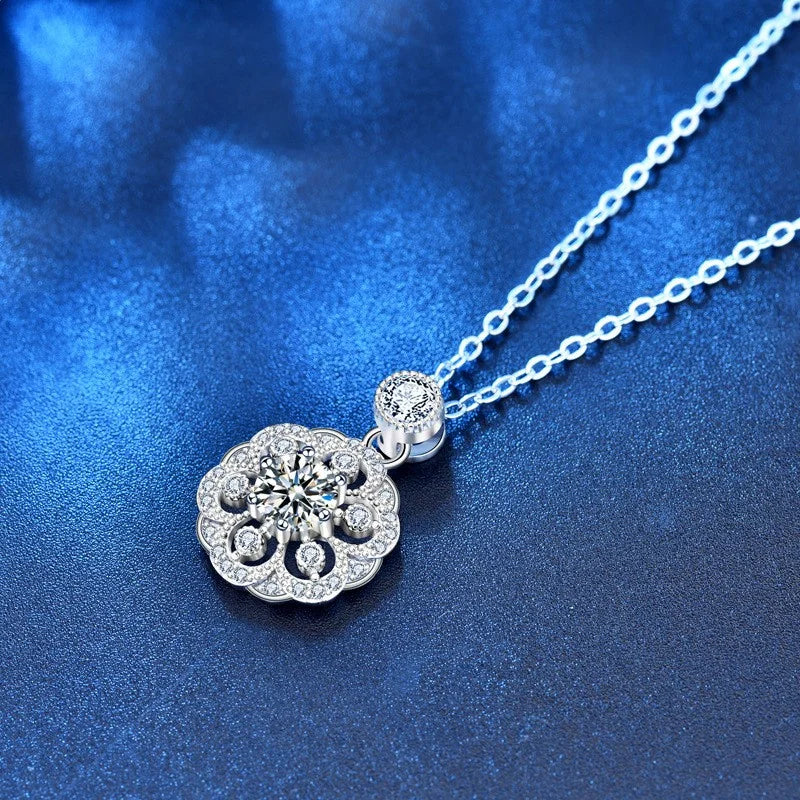 Collar con colgante de flor de cerezo en moissanita